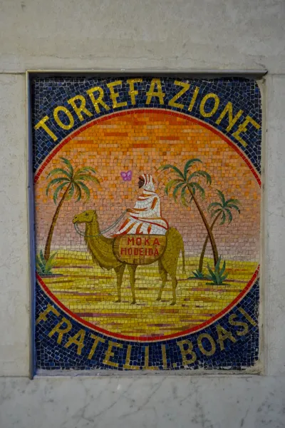 Детализированная мозаика каравана верблюдов с надписью "Torrefazione Fratelli Boasi", "Мозаика на стене".