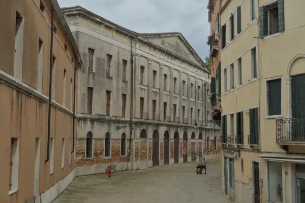Les Archives d'État à Venise avec leur façade classique et leurs couleurs discrètes, un motif architectural classique.