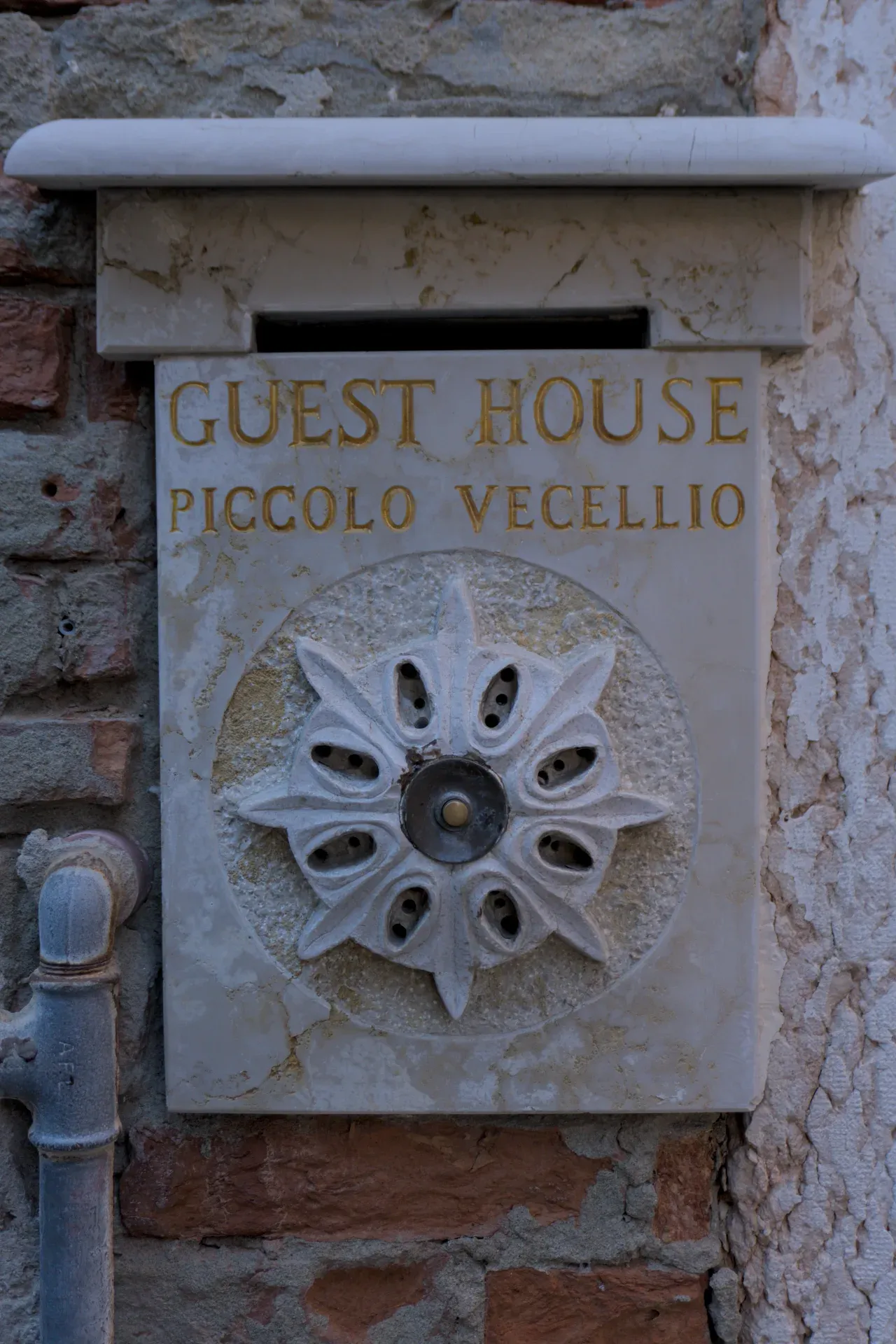Panneau de la Maison d'hôtes Piccolo Vecellio avec inscription dorée en marbre, Venise.