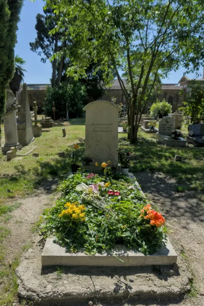 Tombe de Joseph Brodsky avec des fleurs au cimetière de San Michele, Venise, Italie.