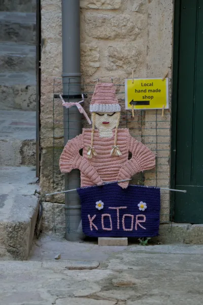 Ručno pleteni izlog sa natpisom 'Kotor' i 'Local hand made shop' u Crnoj Gori.