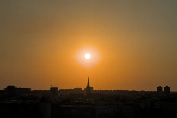 Vue de Novi Sad depuis la forteresse de Petrovaradin au coucher du soleil