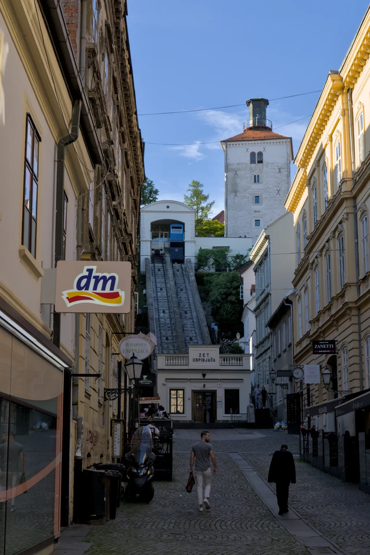 Le funiculaire de Zagreb serpente entre des bâtiments historiques, un paysage urbain emblématique.