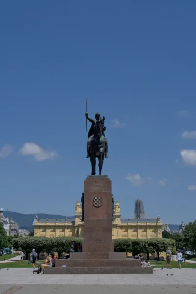 Konjički spomenik kralju Tomislavu u Zagrebu, Hrvatska, pod plavim nebom sa oblacima.