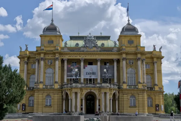 Il Teatro Nazionale Croato di Zagabria con la sua sorprendente facciata gialla e architettura Neobarocca.
