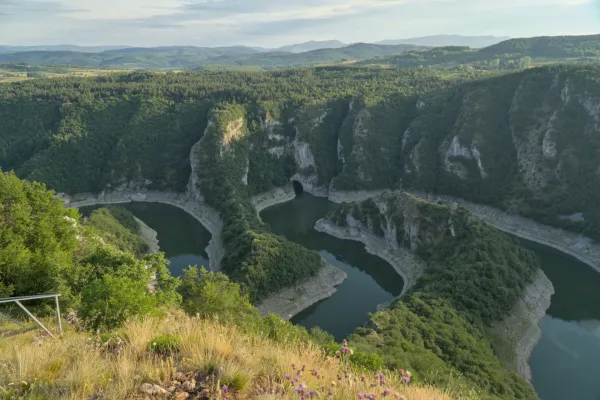 Blick auf die Uvac-Schlucht und die Uvac-Höhle vom Aussichtspunkt "Gebet" mit einem Boot auf dem Fluss.