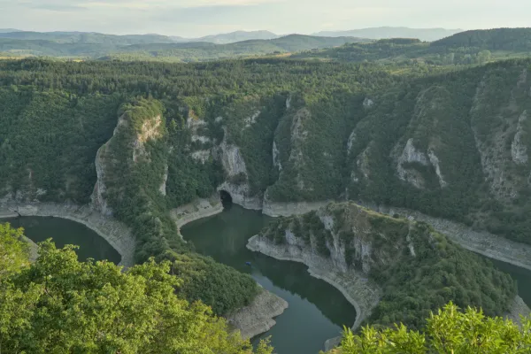 Panoramablick auf die Uvac-Schlucht mit Fluss von der Aussichtsplattform „Molitva“, Serbien.