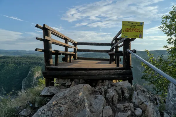Rustikale Holz-Aussichtsplattform "Molitva" mit Blick auf die üppige Uvac-Schlucht in Serbien bei Tag.