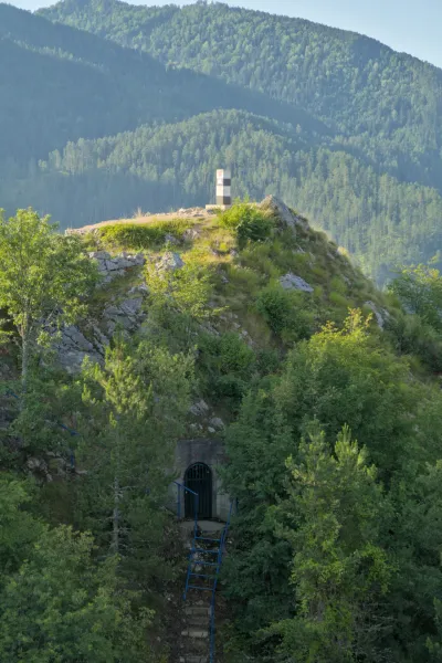 Damm am Zaovine-See mit Berg-Eingang und Markierungspunkt auf dem Hügel im Nationalpark Tara, Serbien.