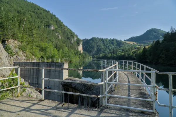 Barrage du lac Spaici à Zaovine, Serbie, entouré de montagnes vertes et d'eau réfléchissante.