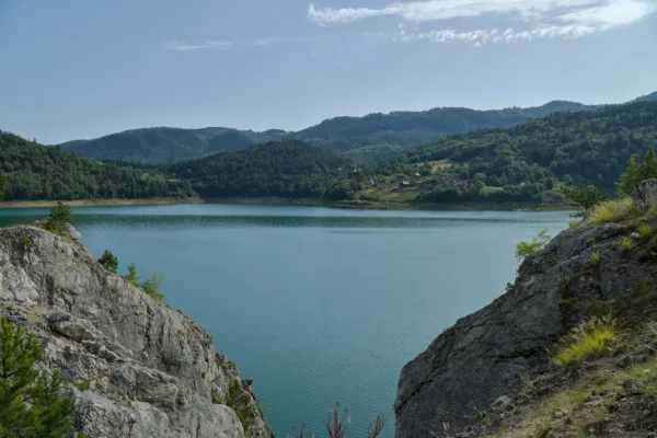Künstlerisches Landschaftsfoto: Morgenruhe am Zaovine-See, Nationalpark Tara, Serbien.
