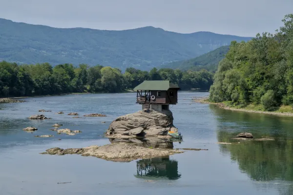 Ein kleines Haus auf einem Felsen im Fluss Drina in der Nähe von Bajina Bašta, Serbien.