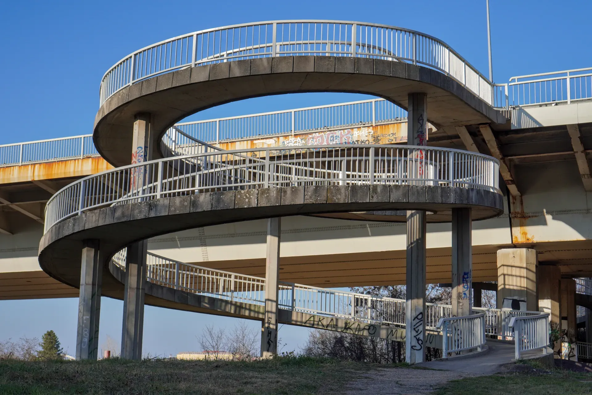 Спиральный спуск с моста Свободы в Каменички парк, Нови-Сад, Сербия.