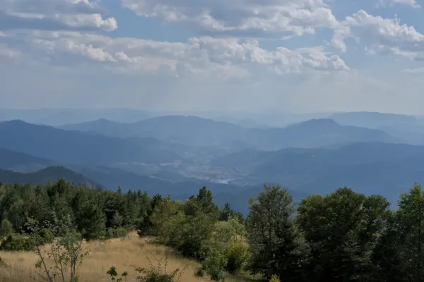 Višegrad depuis le sommet de Janjača, Serbie, surplombant de vastes chaînes de montagnes et des vallées.