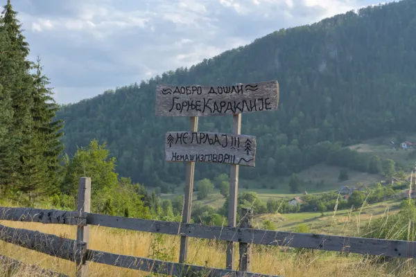 Ein seltenes Holzschild mit serbischer Inschrift in Gornje Karauliče, Tara.