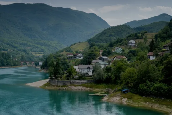 Paysage pittoresque avec un lac turquoise et des maisons sur la colline sur la route de Mostar.