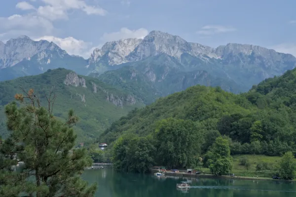 Photographie "beau lac sur la route de Mostar" représentant une étendue d'eau et des montagnes, idéale pour la décoration intérieure.
