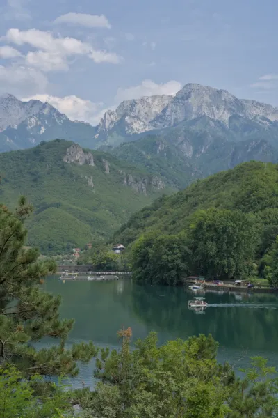 Photographie de nature : montagnes et lac sur la route de Mostar, Bosnie-Herzégovine.