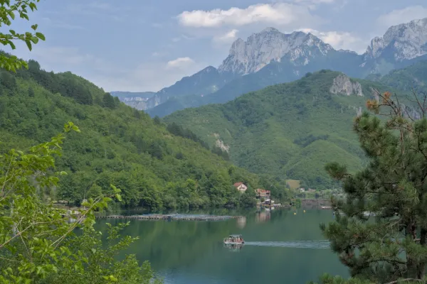 Idilični pejzaž: Vodeni put do Mostara sa čamcem i planinama.