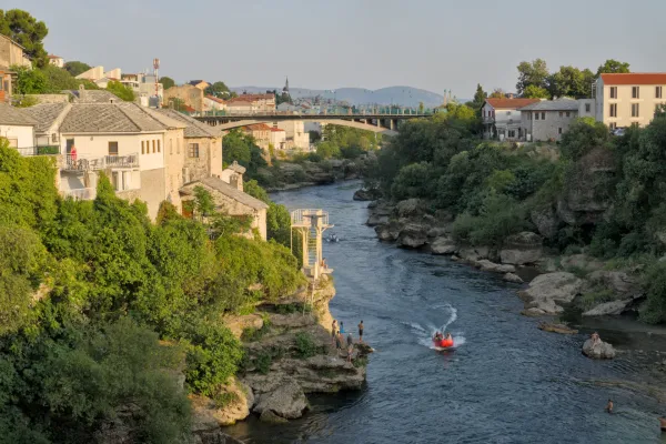 Paysage historique de Mostar avec la rivière Neretva à l'heure avant le coucher du soleil.