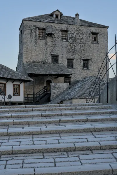Vieux Pont et fortifications à Mostar, Bosnie-Herzégovine, avec des marches en pierre au premier plan.