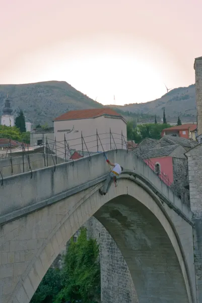Une personne travaillant sur le Vieux Pont à Mostar, Bosnie-Herzégovine.
