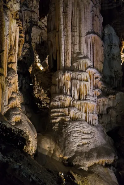 Majestuosas formaciones de estalactitas en la Cueva de Postojna, Eslovenia.
