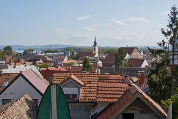 Panoramablick auf das Viertel Zemun in Belgrad, Serbien, mit vielen Ziegeldächern und einer Kirche in der Ferne.