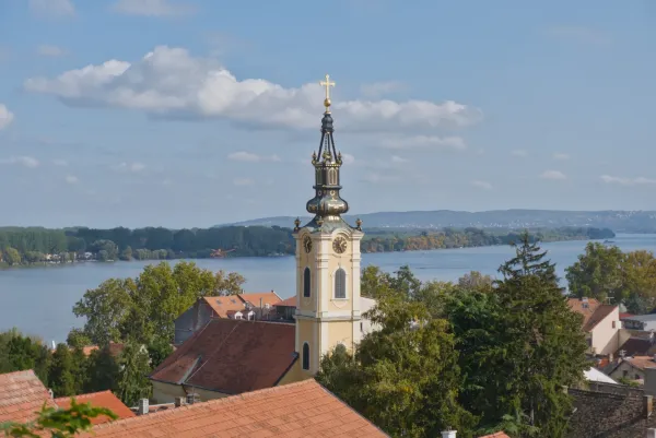 Blick vom Gardos-Turm in Zemun, Serbien, auf den Fluss und die Stadtsilhouette