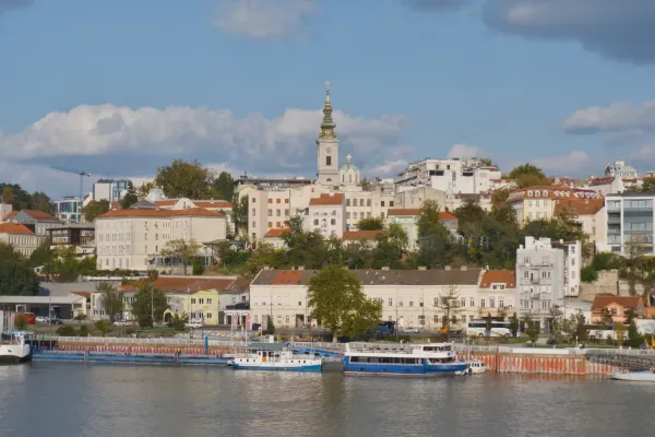 Вид на Белград, Сербия, с церковью Архангела Михаила и Бранкова моста, Дунай