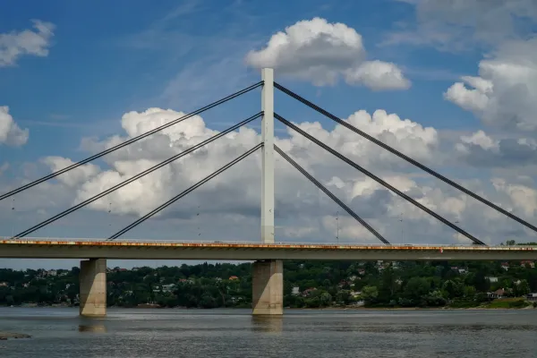 Ponte della Libertà a Novi Sad, Serbia, con un cielo nuvoloso drammatico sullo sfondo.