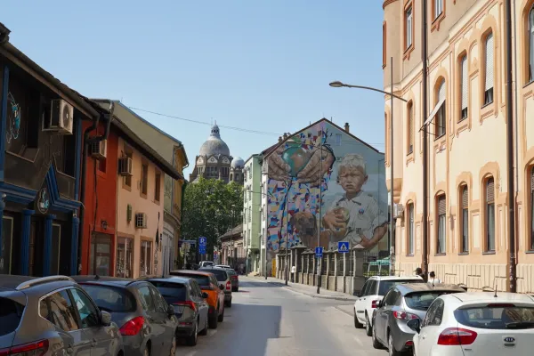 Vista della sinagoga da via Šafarikova a Novi Sad, con street art e architettura.