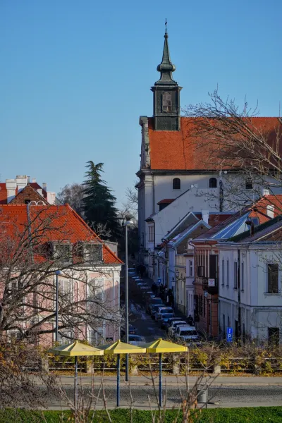 Vista del Monastero di San Giorgio a Petrovaradin, Serbia, in formato verticale.