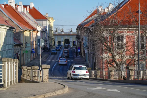 Une rue colorée à Petrovaradin, Serbie, avec des bâtiments et des voitures colorés.