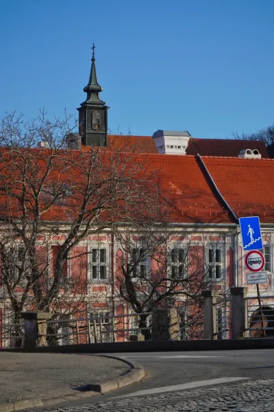 Blick auf die St. Georgskirche in Petrovaradin von der Varadiner Brücke, Serbien.