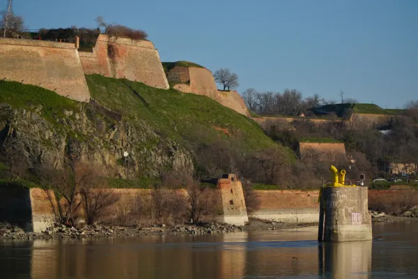 Blick auf die Festung Petrovaradin und den Fluss Donau.