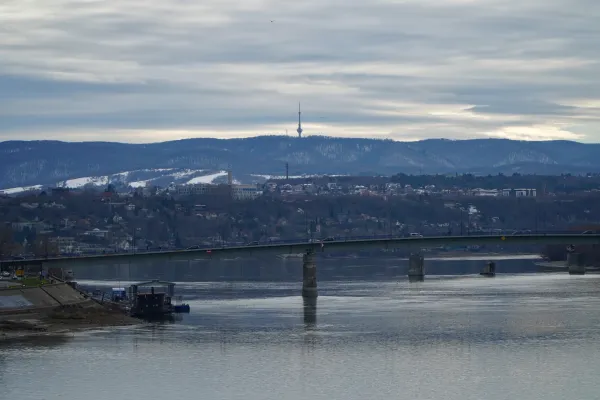 Vue du Fruška Gora et du Pont de Petrovaradin depuis le Pont Žeželj, idéal pour les galeries et les impressions.