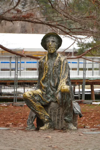 Denkmal für Đura Jakšić im Donaupark, Novi Sad, Serbien, im Porträtformat.