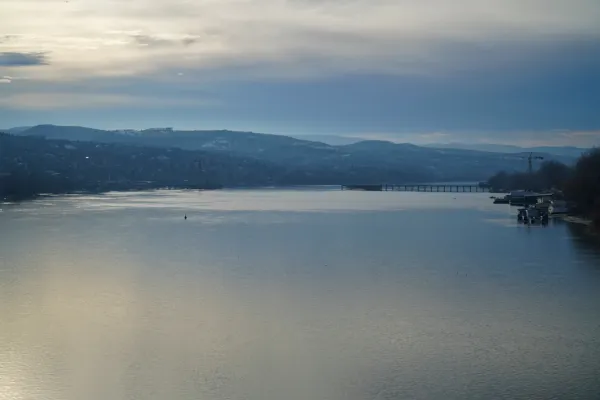 Pogled sa mosta Slobode na zalazak sunca nad Dunavom u Novom Sadu, Srbija.