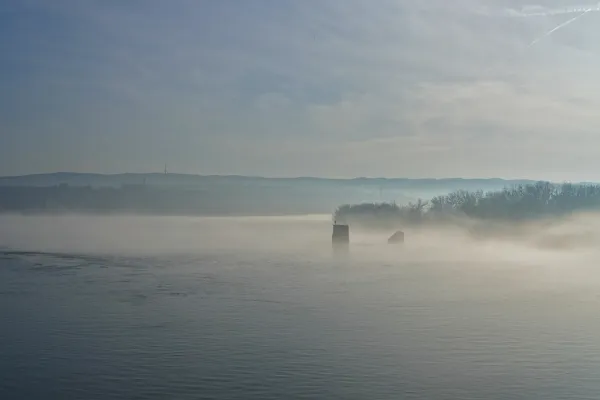 Dichter Nebel über der Donau, Blick von der-
Waradiner Brücke, Serbien.