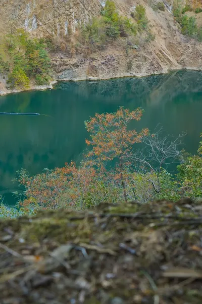 Blick auf das felsige Nordufer des Ledinačko Sees von einem Aussichtspunkt am Südufer, Serbien.
