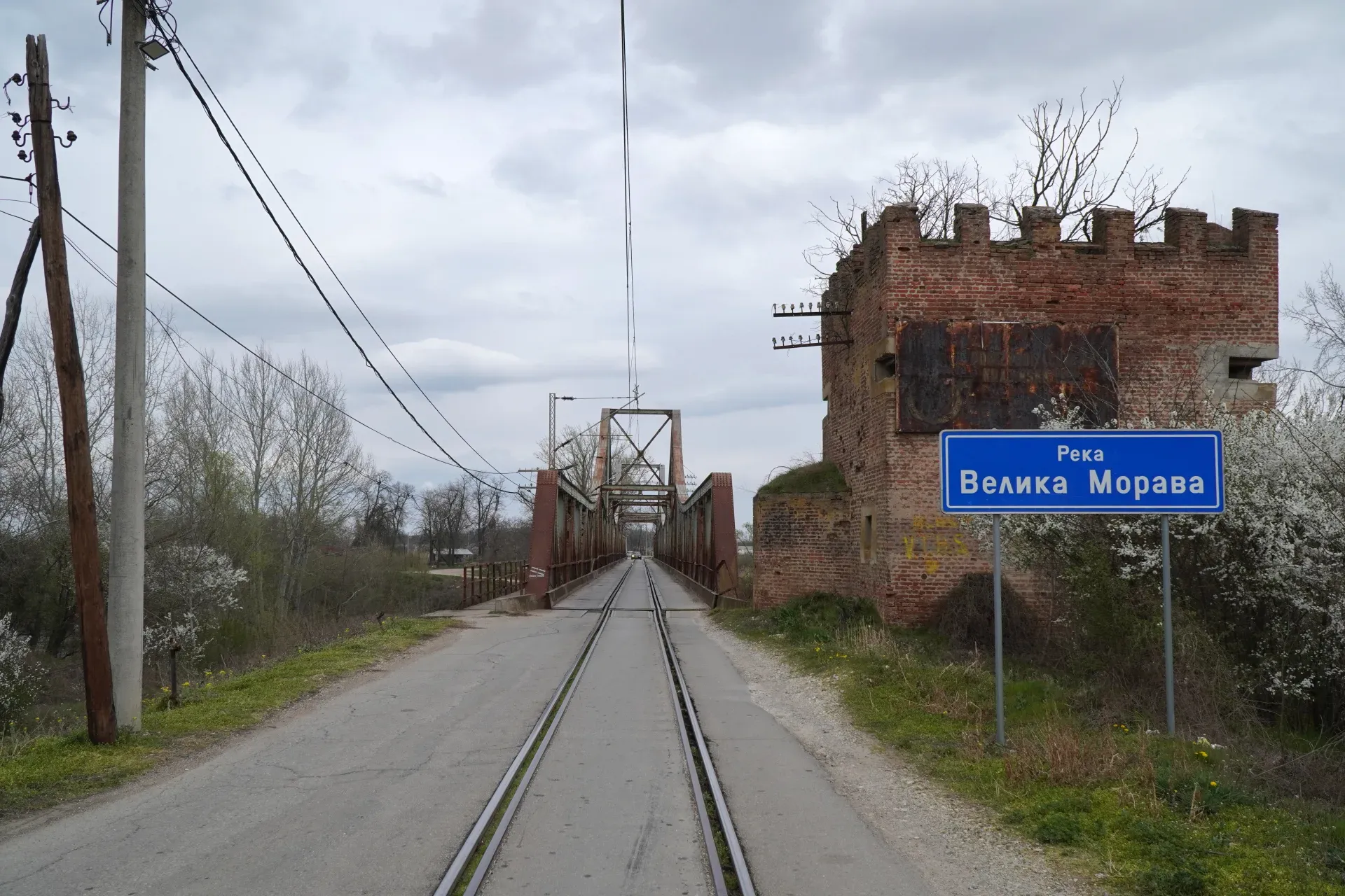 Ljubičevski most preko Velike Morave, sa istorijskom ciglanom kulom i putokazom za reku u Požarevcu, Srbija.