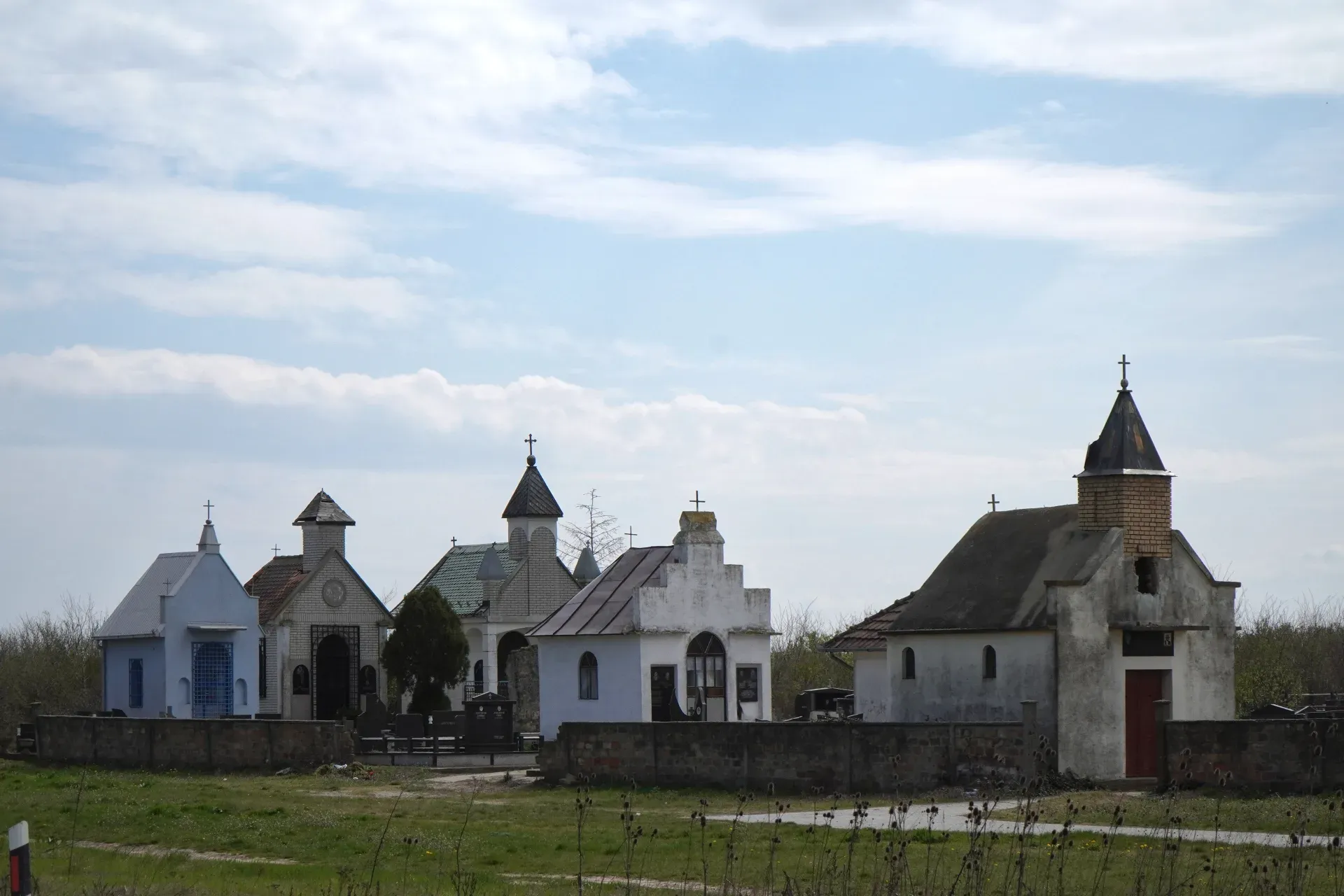 Mausoleos familiares en un cementerio en Pančevo, Serbia, en el camino de Smederevo a Belgrado.