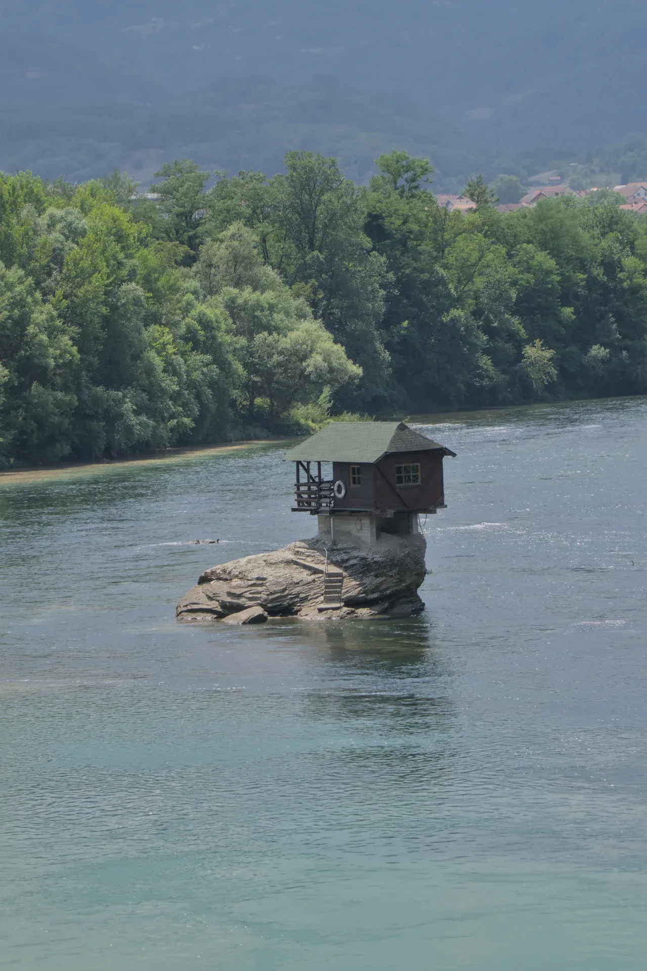 Ein kleines Haus auf einem Felsen in der Mitte des Flusses Drina, Serbien, nahe der bosnischen Grenze, im Tara Nationalpark.