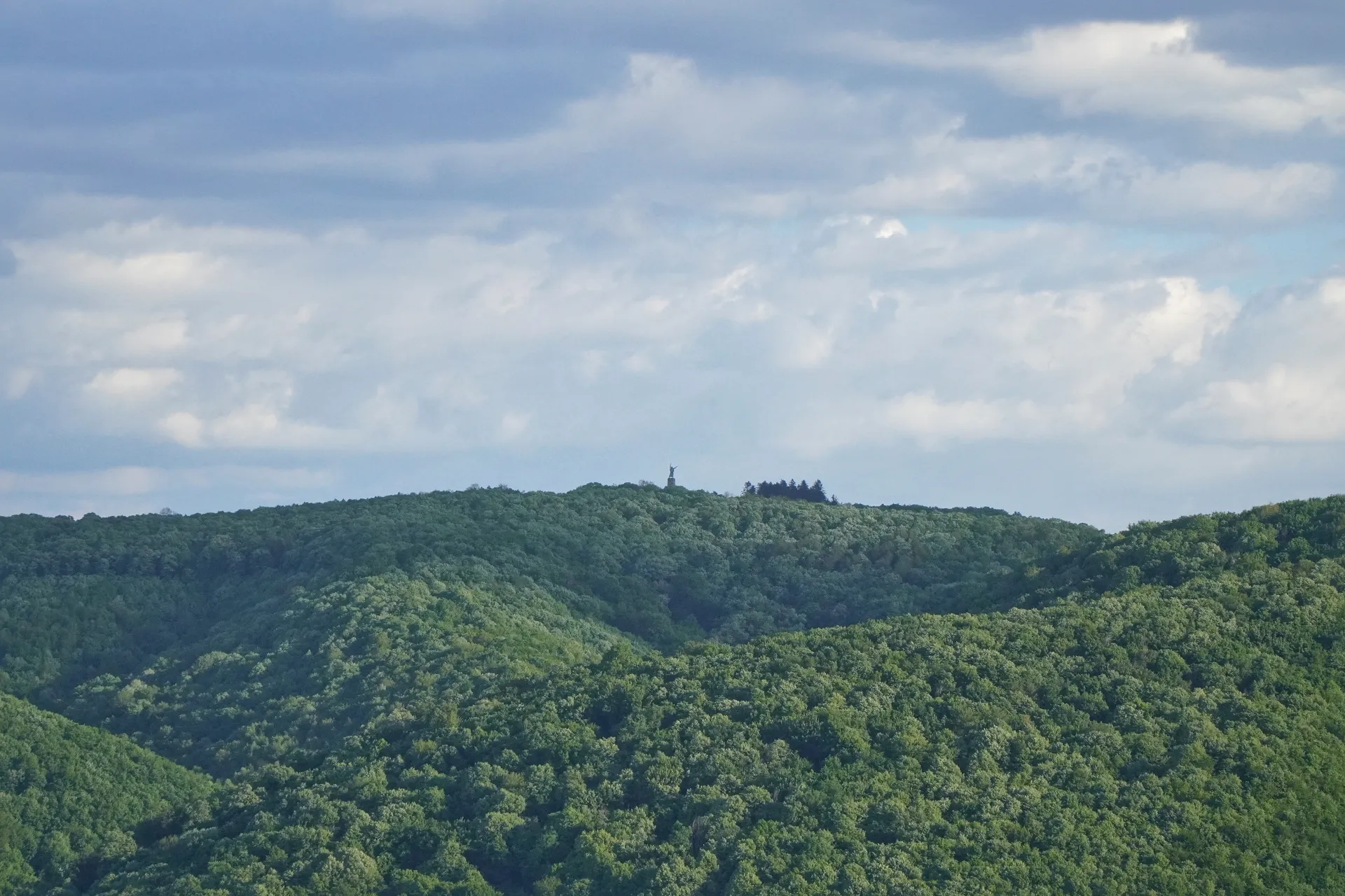 Pogled na greben Fruške Gore u Novom Sadu, Srbija, sa spomenikom na vrhu.