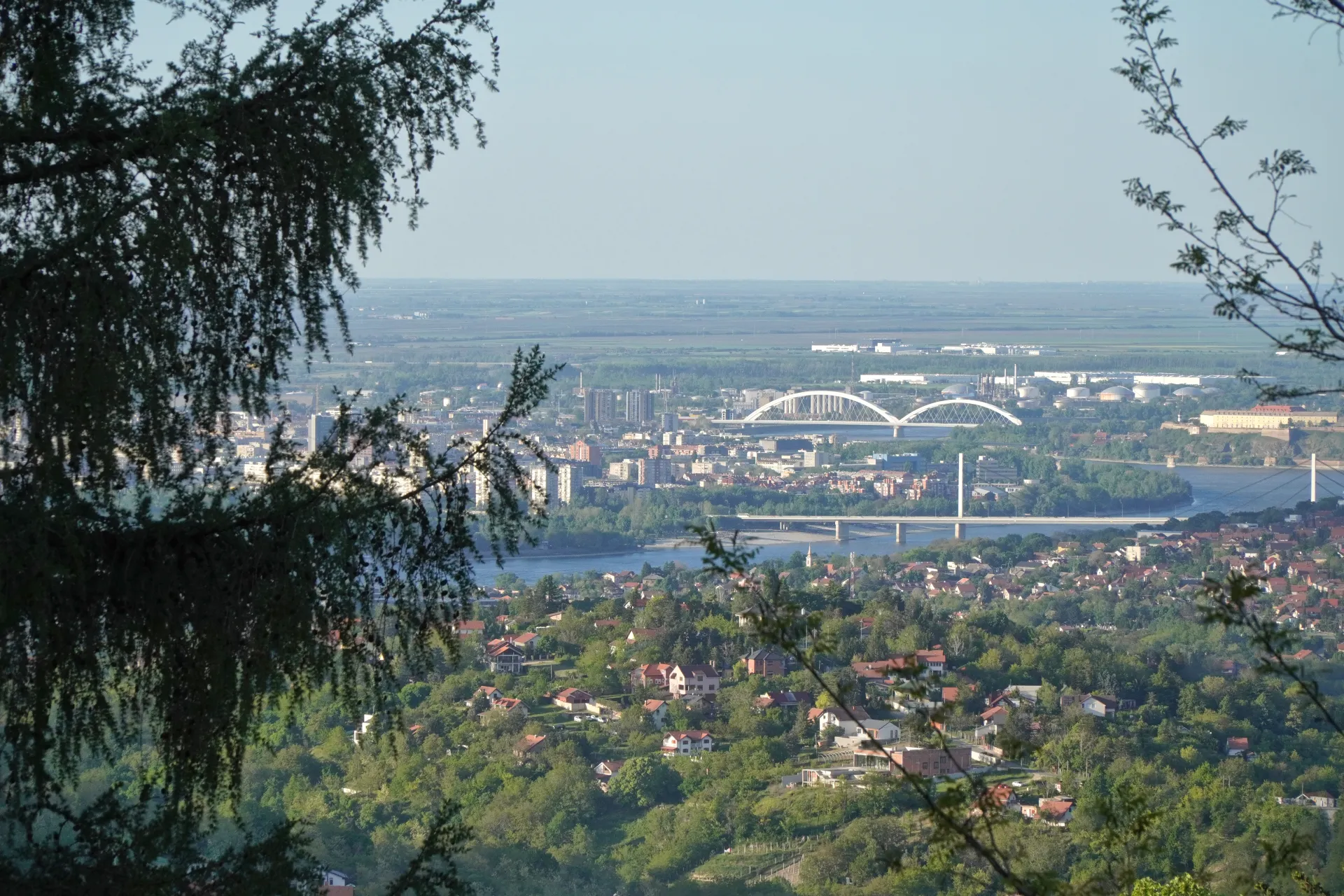 Панорамный вид на Нови-Сад, Сербия, с видимыми Дунаем, Старым городом, Подбарой, Лиманом, Сремска-Каменицей, мостом Свободы и Жежелевым мостом.