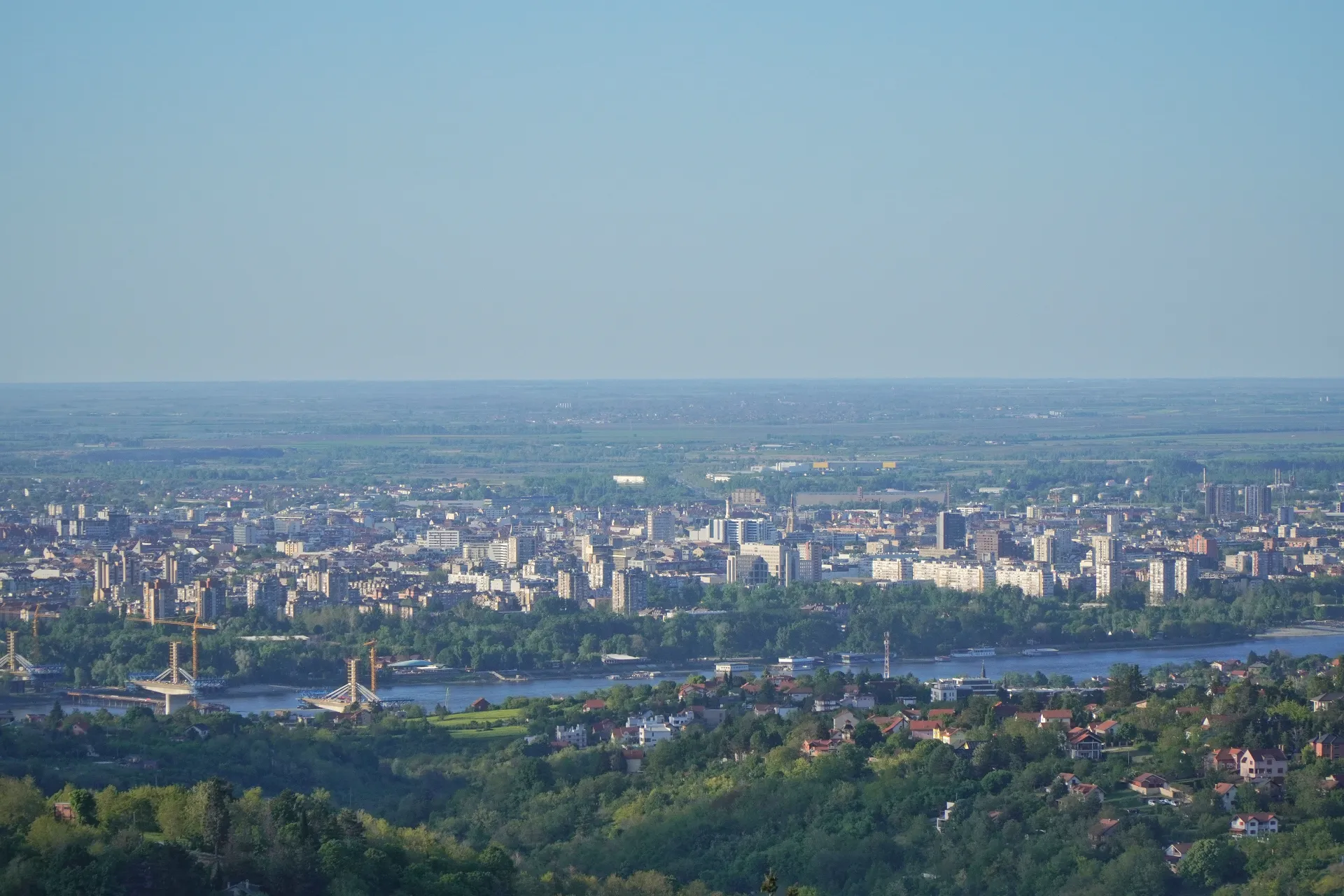 Широкая панорама Нови-Сада, Сербия, с протекающей через него рекой Дунай, вид с лесистых холмов Фрушки Горы.