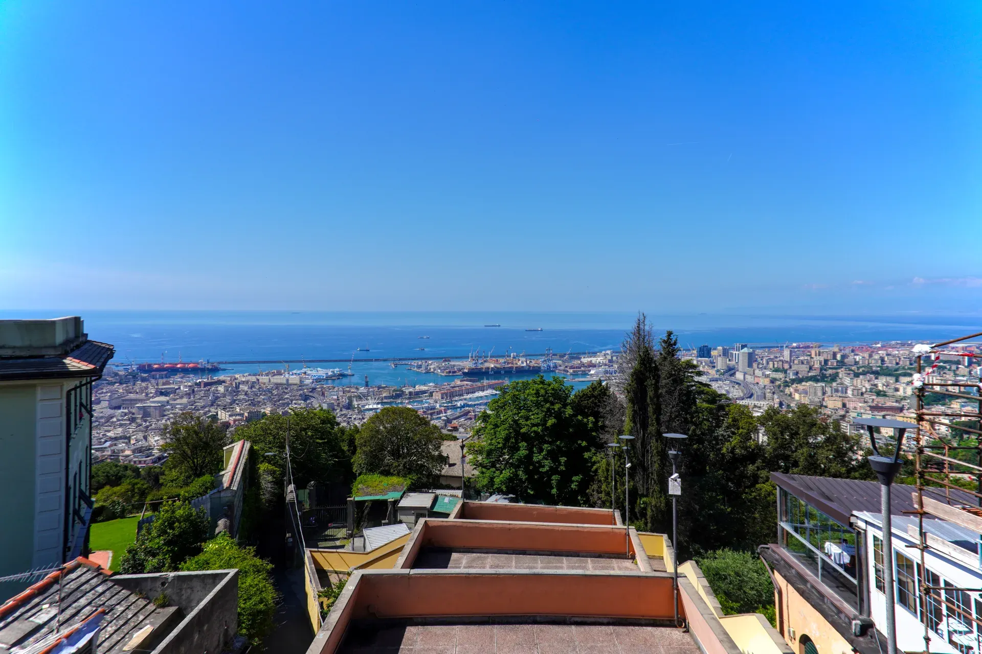 Vue du port de Gênes et de la mer Méditerranée depuis le belvédère de Righi.