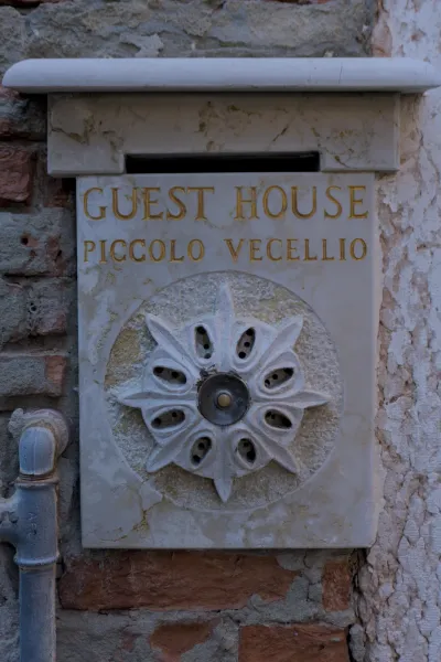 Gästehaus Piccolo Vecellio Schild mit goldener Schrift auf Marmor, Venedig.