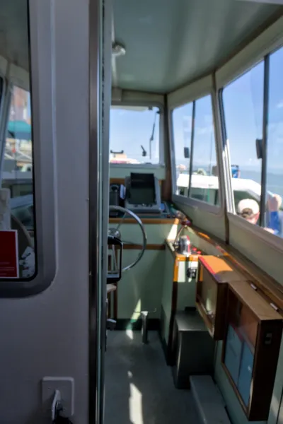 Kapetanski most Vaporetto čamca u Veneciji, sa volanom i navigacionim instrumentima.